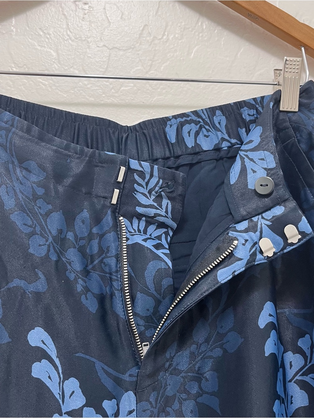 Anthropologie Silky High Rise Wide Leg Pants Floral Print Pockets Navy Size 10 - Picture 7 of 13